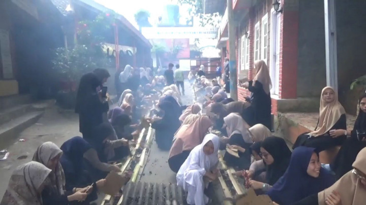 Seru! Santri di Sukabumi Bakar Ribuan Tusuk Sate Sepanjang 100 Meter
