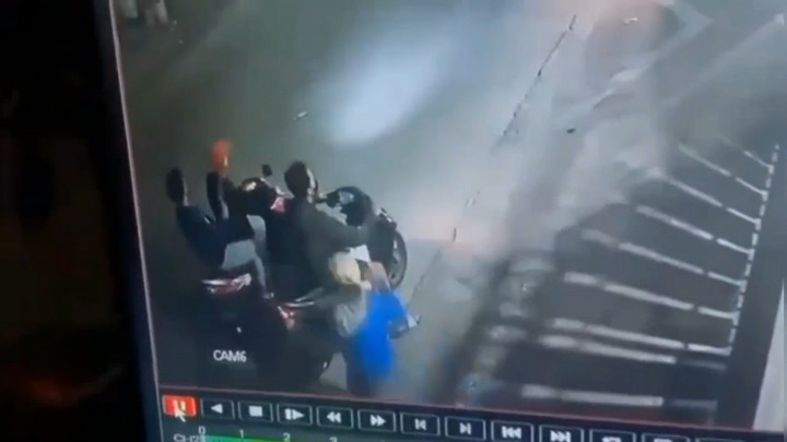 Terekam CCTV! Aksi Pencurian Kaca Spion Mobil Mewah Resahkan Perumahan Bekasi