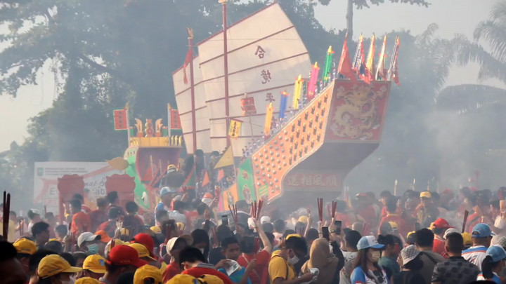Meriah! Puluhan Ribu Warga Tionghoa Ikuti Ritual Bakar Tongkang di Riau