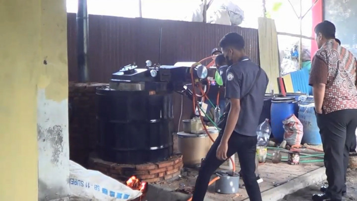 Keren! Warga Grobongan Jateng Sulap Limbah Plastik Jadi BBM