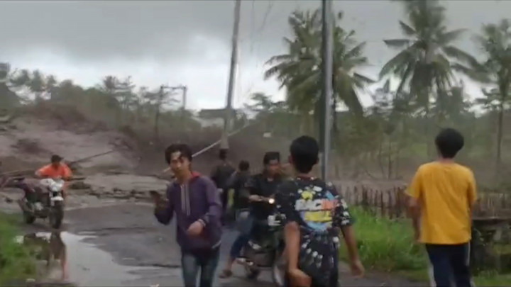 Ngeri! Momen Kepanikan Warga Lumajang saat Gunung Semeru Muntahkan Lahar Dingin