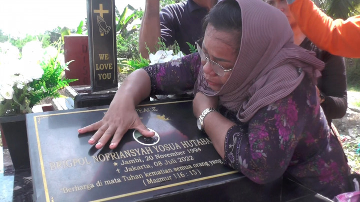 Haru! Tangis Ibunda Yosua Pecah Mengenang Satu Tahun Kematian Anaknya