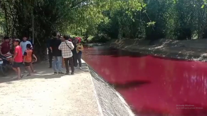 Heboh! Aliran Sungai di Pamekasan Mendadak Berwarna Merah