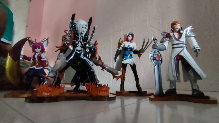Kreatif! Pemuda di Malang Olah Kayu Limbah Sangkar Burung Jadi Action Figure