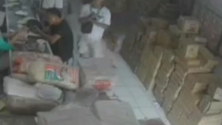 Detik-Detik Jambret Gasak Uang Puluhan Juta di Toko Sembako Serang