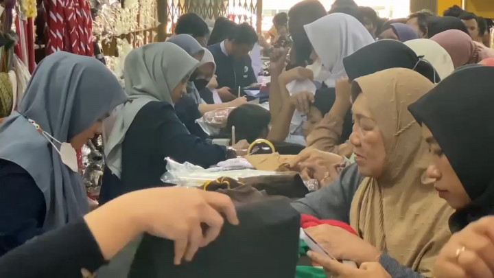 Tahun Ajaran Baru, Toko Seragam di Pasar Minggu Diserbu Pembeli