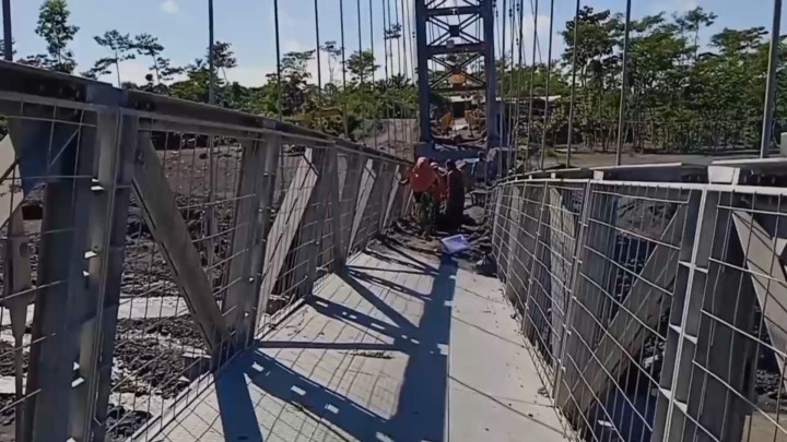 Akses Terputus, Warga Lumajang Nekat Lintasi Jembatan Rusak