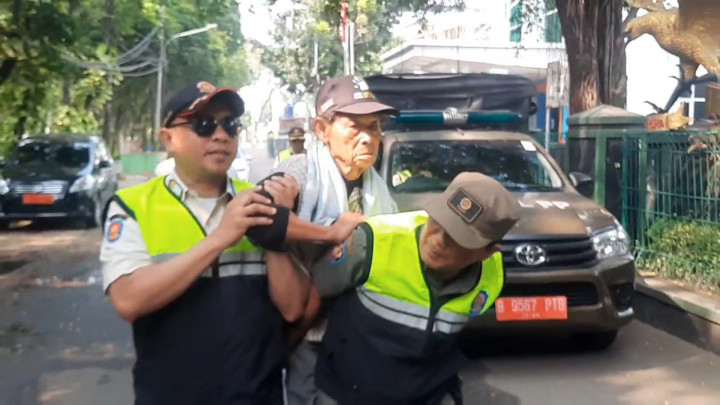 Terjaring Razia, Pemulung Tua Meronta Histeris di Sekitar Masjid Istiqlal