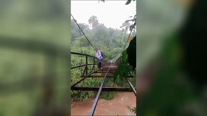 Viral! Pelajar di Bengkulu Bertaruh Nyawa Seberangi Jembatan Rusak