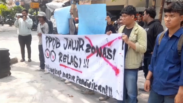 Duh! Marak Terjadi Jual Beli Bangku Sekolah, SMA Negeri di Bekasi Didemo Warga