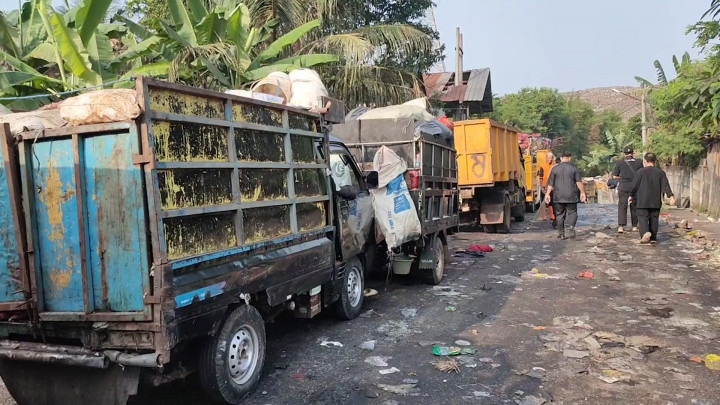 TPA Cipayung Penuh, Antrean Truk Sampah Mengular Panjang
