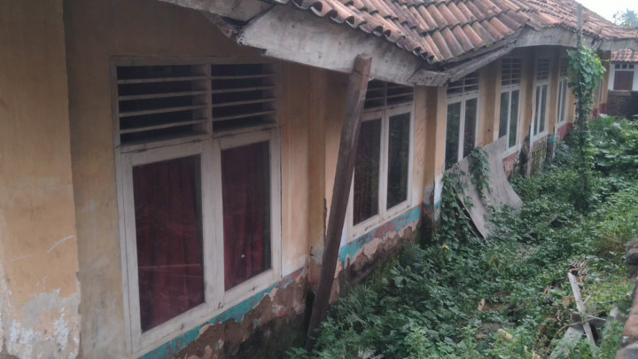 Nyaris Roboh, Bangunan SD di Cilegon Ancam Keselamatan Siswa