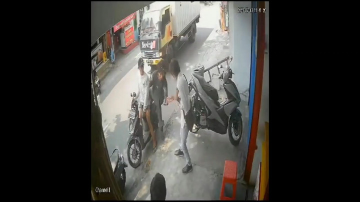 Nekat! Aksi Begal Siang Bolong di Jakut Terekam CCTV