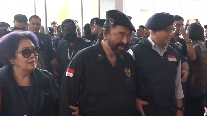 Tiba di GBK, Surya Paloh Jalan Bareng Anies Baswedan