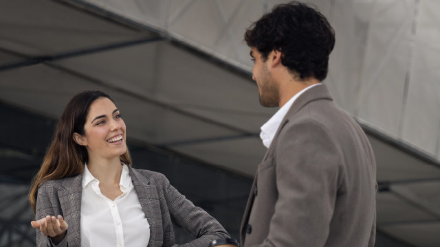 Atasi Rasa Cemas Saat Tidak Bisa Memahami Pembicaraan dengan 3 Cara Berikut!