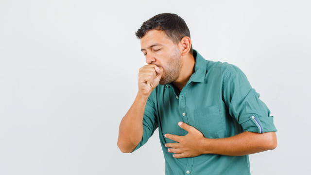 Kamu Sering Alami Dada Sakit Saat Batuk? Ini Penyebabnya!