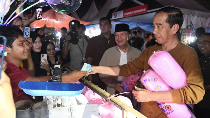 Kunker ke Bengkulu, Presiden Jokowi Jajan Gulali di Festival Tabut