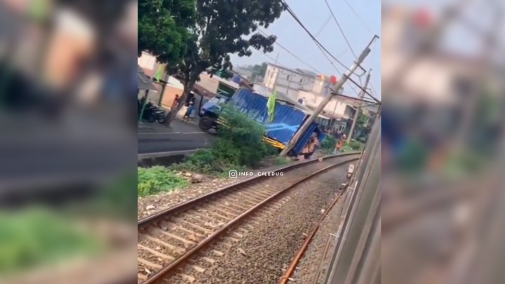 Sebuah Truk Tabrak Tiang Listrik, KRL Lintas Pondok Ranji-Kebayoran Dihentikan