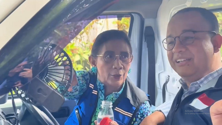 Momen Keakraban Anies-Susi saat di Pangandaran
