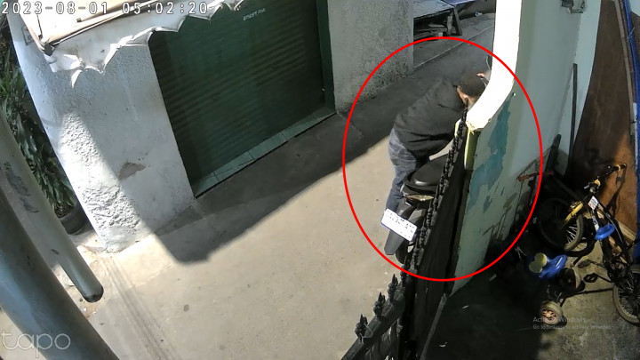 Detik-detik Maling Curi Motor di Jakbar Terekam CCTV