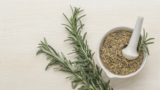 Inilah 3 Potensi Manfaat Air Rosemary untuk Kesehatan Rambut!