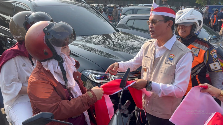 Sambut HUT ke-78 RI, Pemkot Palembang Bagikan Ribuan Bendera Merah Putih