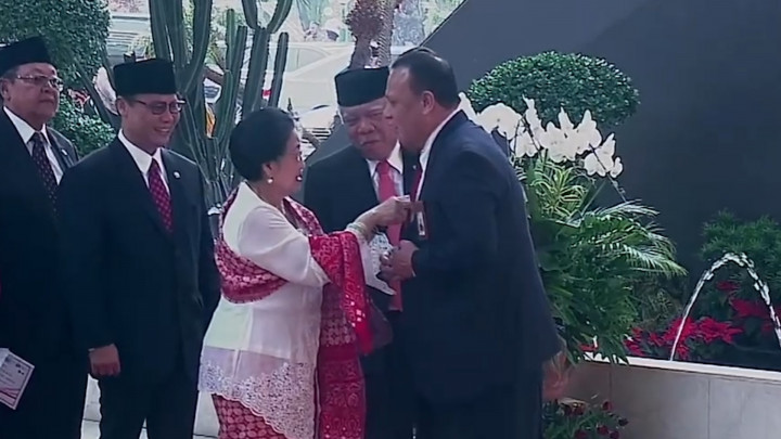 Momen Megawati Merapikan Dasi Firli Bahuri di Sidang Tahunan MPR