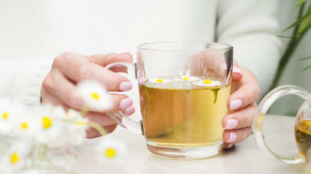 3 Manfaat Ajaib Teh Chamomile Bisa Bikin Tidur Lebih Nyenyak!