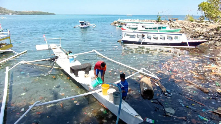 Bertaruh Nyawa, Warga Pullau Battoa Nekat Sebrangi Laut Demi Air Bersih