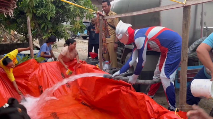 Unik! Aksi Ultraman di Pati Hibur dan Bantu Warga Terdampak Kekeringan