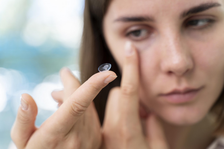 Cuaca Lagi Panas-panasnya, Ini Tips Penting bagi Kamu Pemakai Softlens