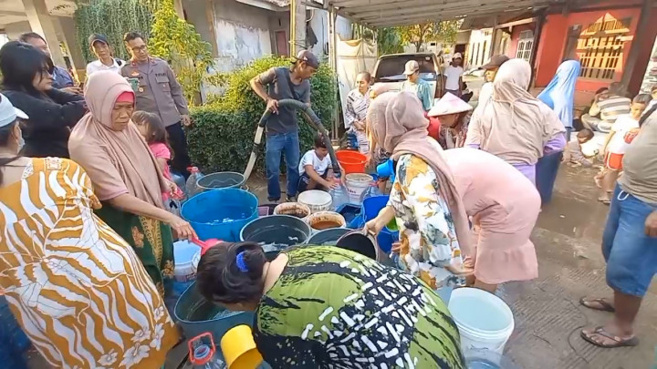 Dampak Kekeringan, Warga Depok Rela Antre Demi Air Bersih