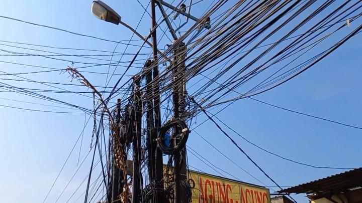 Bertahun-tahun Semrawut, Pemkot Depok Mulai Benahi Kabel yang Mengganggu Jalan