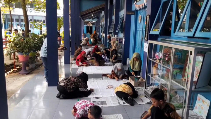 Keseruan Membatik Massal Ratusan Siswa SD di Pati