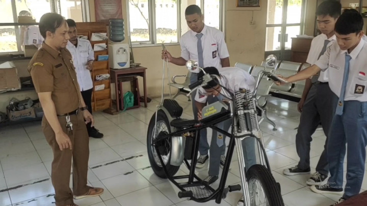 Keren! Pelajar di Majalengka Ciptakan Motor Listrik dari Bahan Bekas