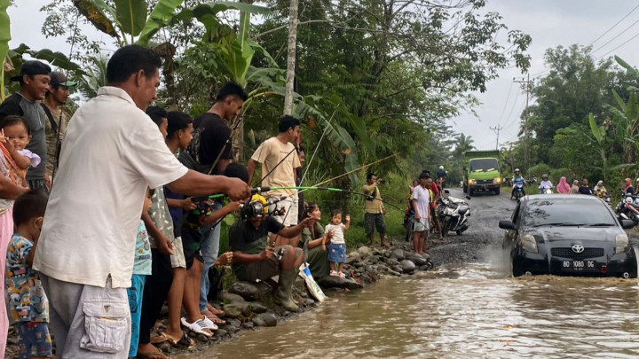 Protes Jalan Rusak, Warga Bengkulu Gelar Lomba Mancing di Jalan