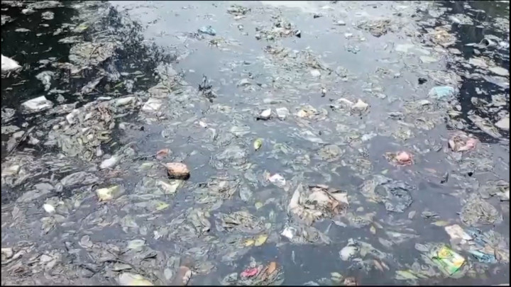 Duh! Tumpukan Sampah Ganggu Aktivitas Nelayan di Sungai Belawan