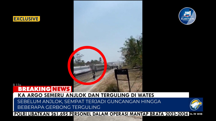 Detik-detik Kereta Melintas di Samping KA Argo Semeru yang Anjlok