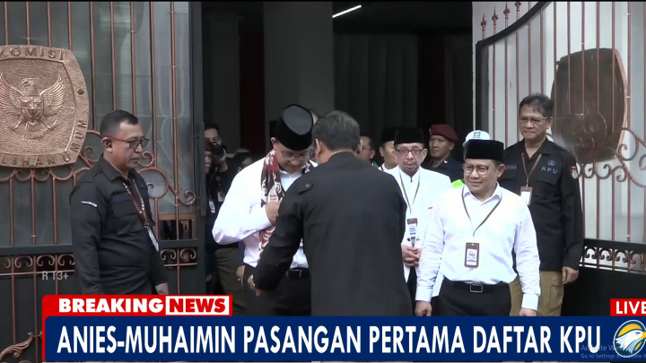 Tiba di KPU, Anies-Muhaimin Dikalungkan Kain