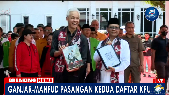 Tiba di KPU, Ganjar-Mahfud Langsung Pamerkan Sebuah Buku
