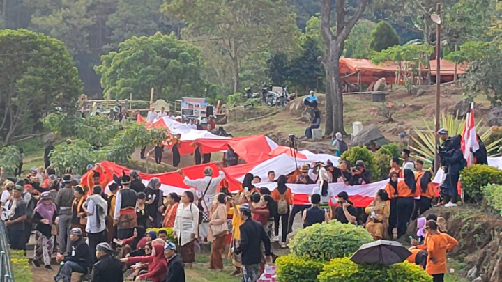 Wow! Kirab Bendera Merah Putih Sepanjang 1.001 Meter Peringati Sumpah Pemuda