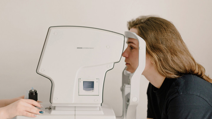 4 Faktor Penyebab Mata Minus, Mulai dari Genetik hingga Gaya Hidup