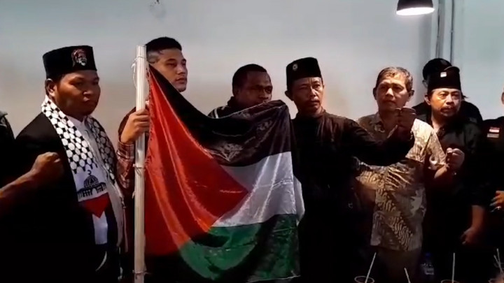 Viral! Satpam Paksa Kurir Copot Bendera Palestina di Kendaraannya