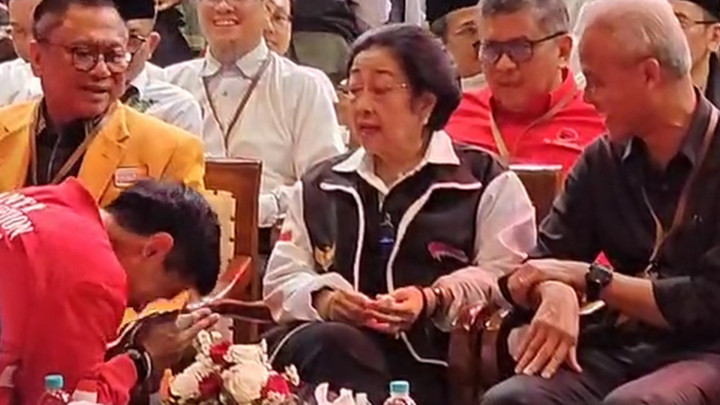 Momen Kaesang Bersimpuh di Depan Megawati