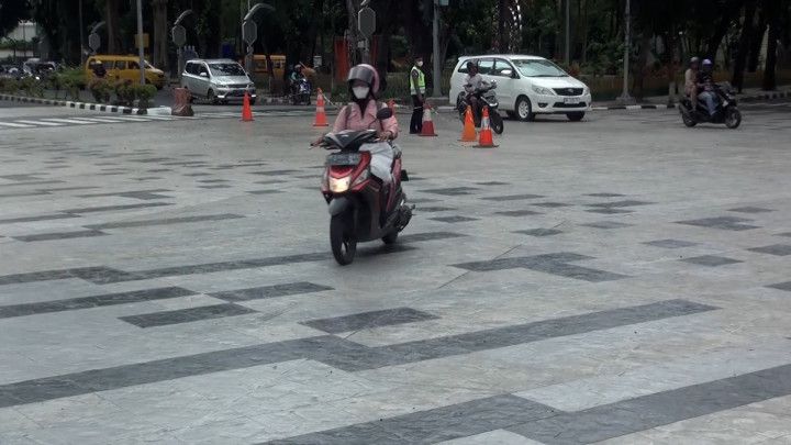 Pengendara Motor Tergelincir di Jalan Keramik yang Baru Dipugar Pemkot Medan