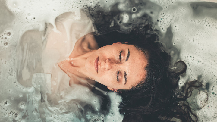 Ini 5 Alasan Tidak Tidur saat Rambut Basah