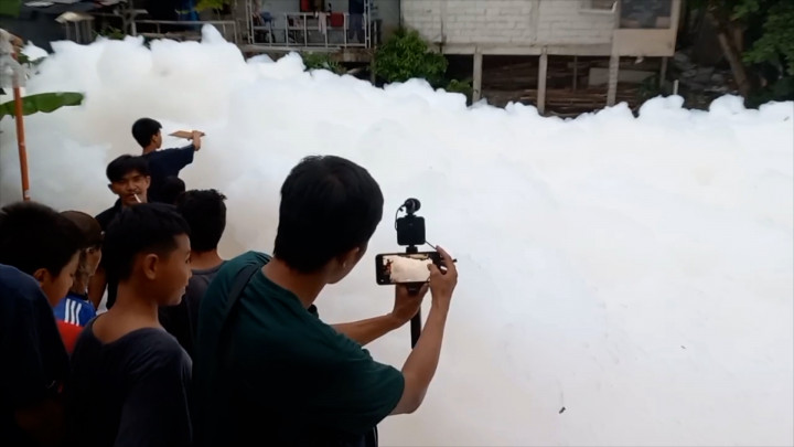 Fenomena Air Sungai di Depok Dipenuhi Busa Hebohkan Warga