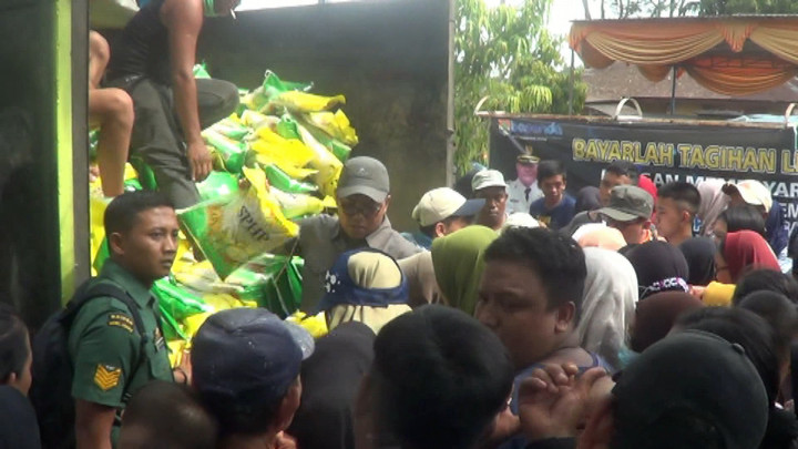 Demi Beras Murah, Ratusan Warga di Lubuklinggau Rela Antre Berdesakan
