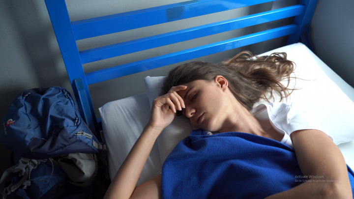 Wajib Tahu! Ini Akibat Sering Tidur dengan Keadaan Rambut Basah