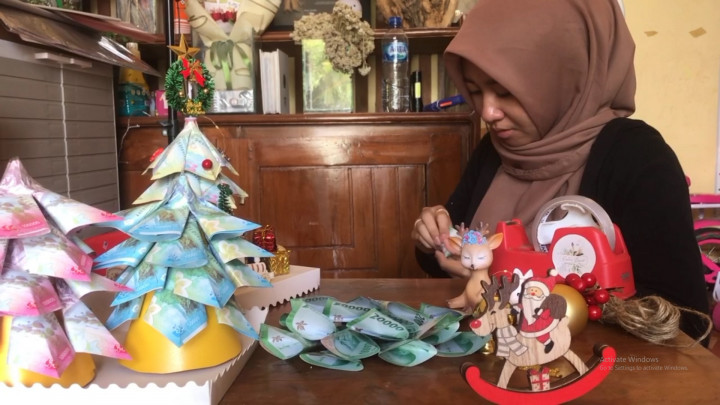 Jelang Natal, Perajin Buket Pohon Natal Kebanjiran Orderan
